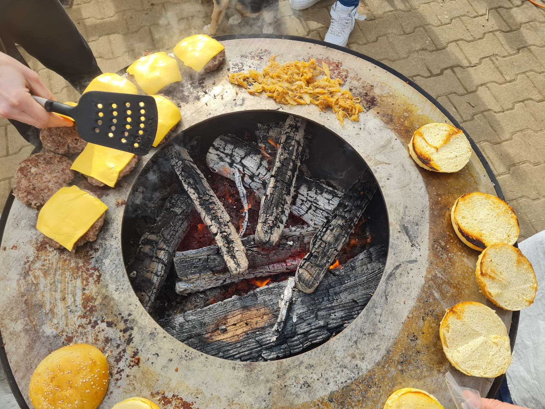 Cuisson du Burger au brasero